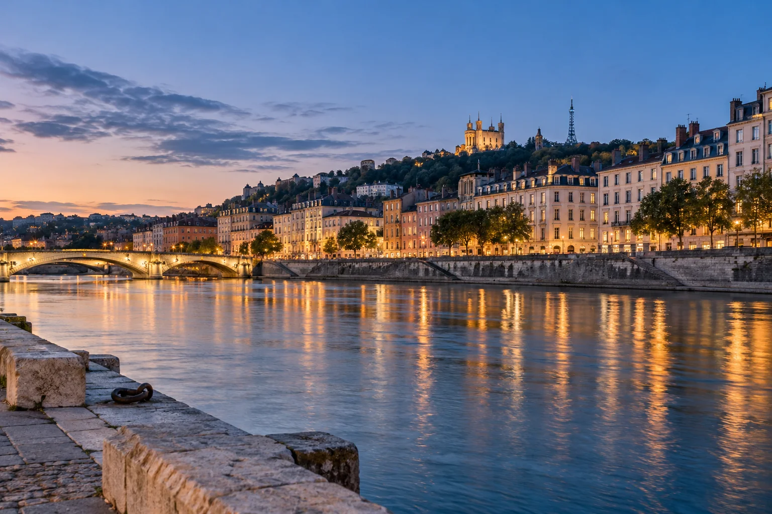 Visuel illustratif : architecture française au bord d’un fleuve
